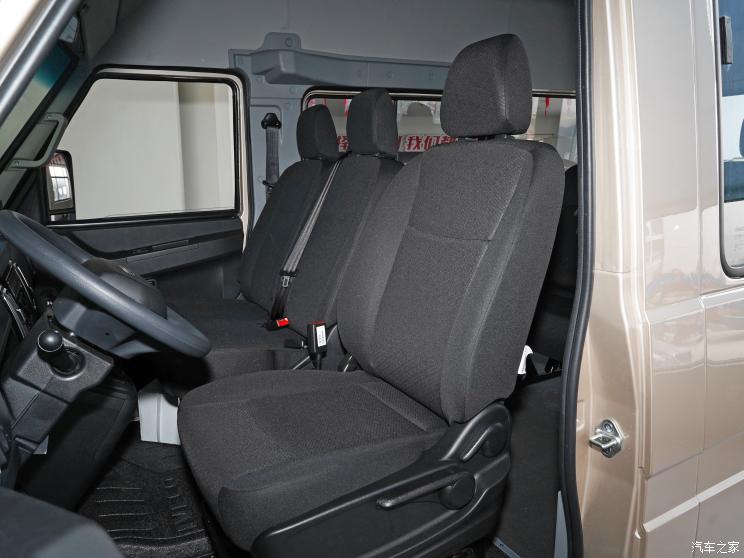 南京依维柯 依维柯得意 2023款 聚金版 2.5T A35M1客车短轴中顶单胎侧拉门5-9座