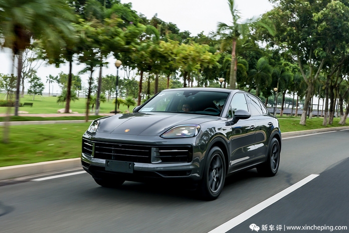 新款卡宴首试：副驾装彩电，诚意看得见