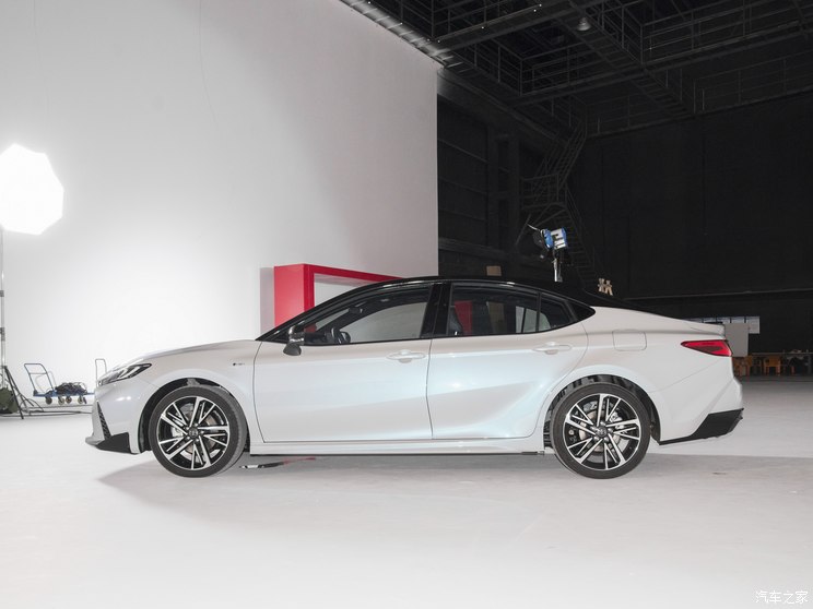 广汽丰田 凯美瑞 2024款 2.0S 混动高配 广汽丰田 凯美瑞 2024款 2.0S 混动高配