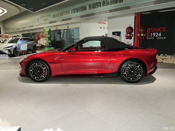 上汽集团 MG Cyberster 2023款 501km 魅力心动版 上汽集团 MG Cyberster 2023款 501km 魅力心动版