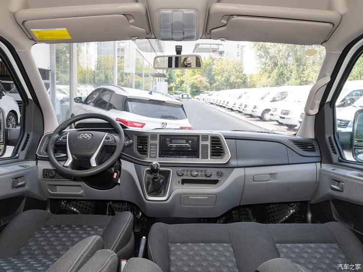 上汽大通 新途V80 2024款 2.0T 手动短轴中顶5座 上汽大通 新途V80 2024款 2.0T 手动短轴中顶5座