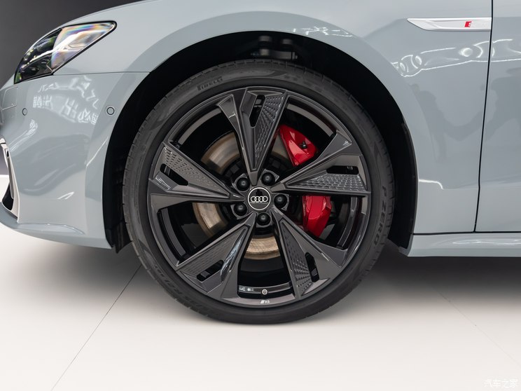 上汽奥迪 奥迪A7L 2024款 55 TFSI quattro RS 套件竞速版 上汽奥迪 奥迪A7L 2024款 55 TFSI quattro RS 套件竞速版